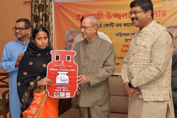 President Mukherjee promotes Modi’s flagship Ujjwala Scheme in son’s LS constituency