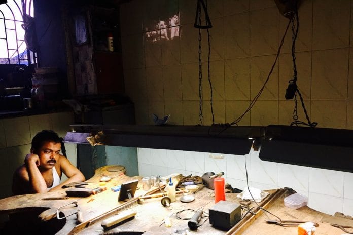 Ahead of Diwali, jewellery showrooms in Zaveri Bazaar are unusually quiet as thousands of artisans go back home to West Bengal due to job cuts.