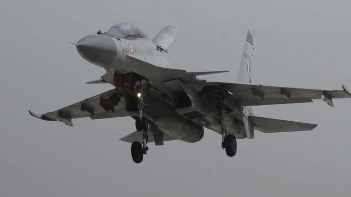A Sukhoi Su-30MKI makes touchdown on the Lucknow-Agra Expressway