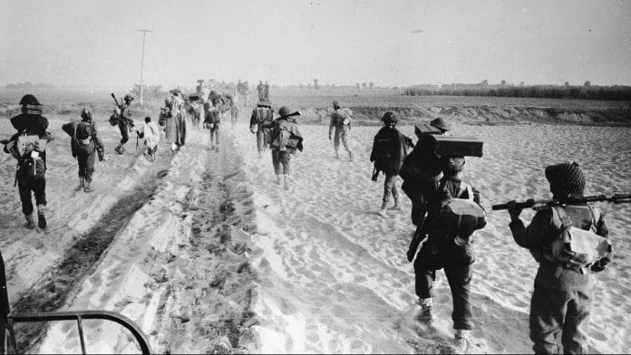 17th December 1971: Indian troops advancing into East Pakistan (Bangladesh) | Central Press/Getty Images