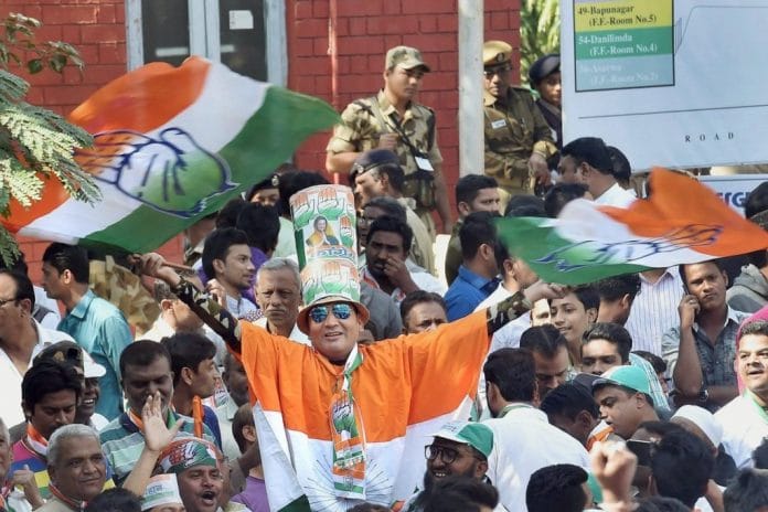 जश्न मनाते कांग्रेस के कार्यकर्ता