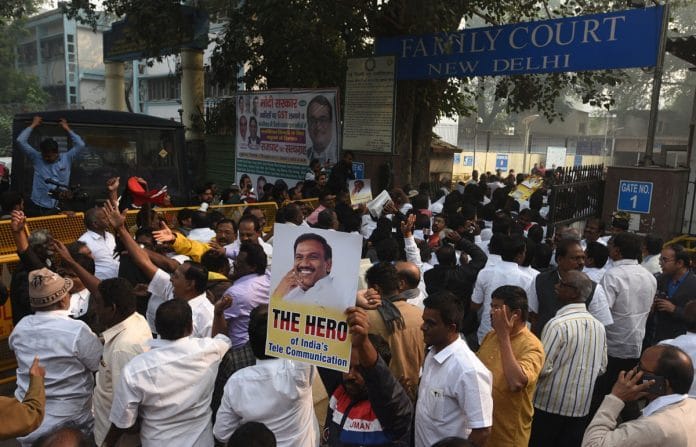 ए राजा और कनिमोड़ी के समर्थक स्वागत करते हुए