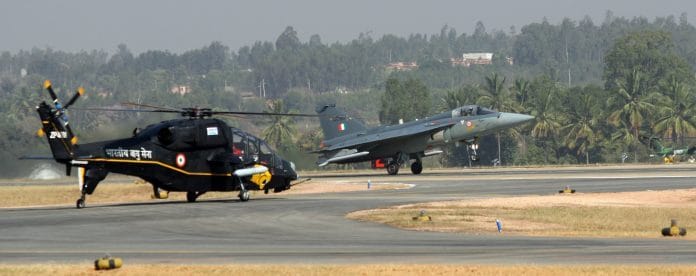 यलाहांका में लैंड करता हुआ तेजस