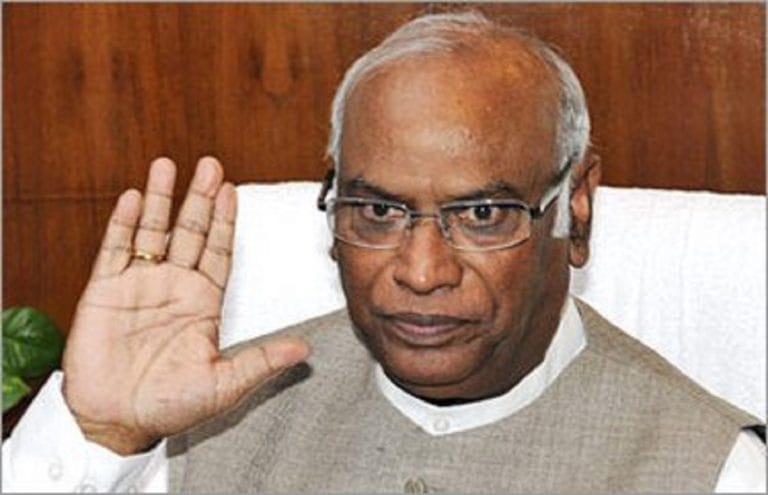 Mallikarjun Kharge is not happy with the team Rahul Gandhi has given him