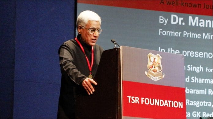 Journalist Karan Thapar giving his acceptance speech
