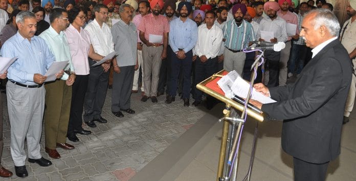 Siddharth Chattopadhyaya (extreme left) and DGP Suresh Arora (right)