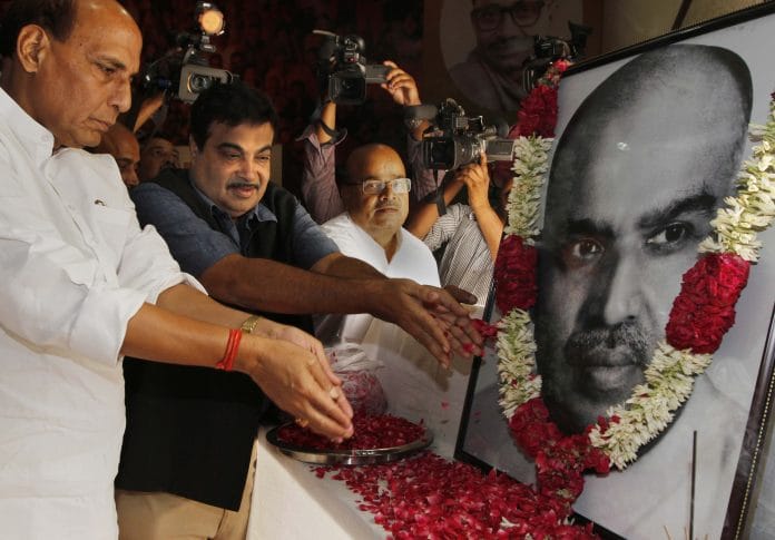 File photo of Nitin Gadkari and Rajnath Singh paying tribute to Shyama Prasad Mukherjee | Arvind Yadav/Hindustan Times via Getty Images