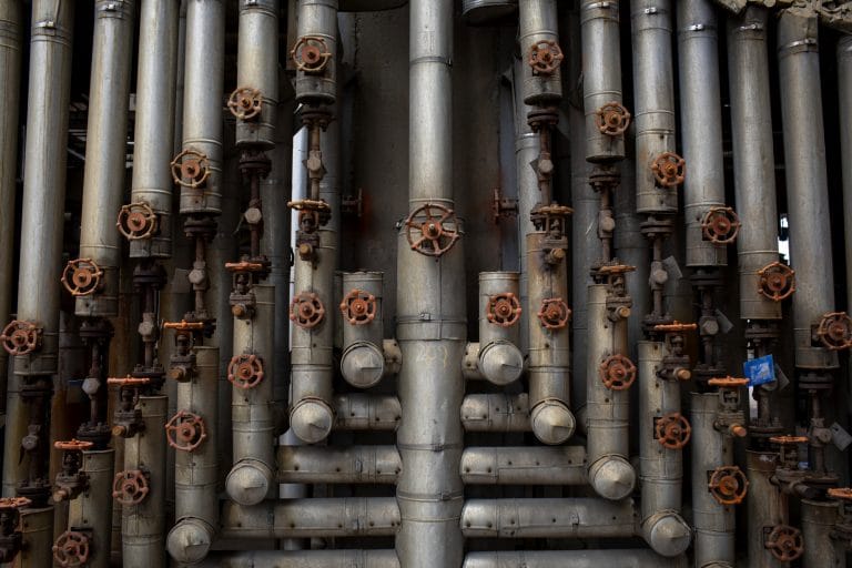 High oil prices and a weak rupee indicate that the RBI may change interest rates soon