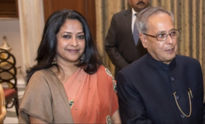Former President Pranab Mukherjee (R) with his daughter Sharmishtha Mukherjee | zimbio.com