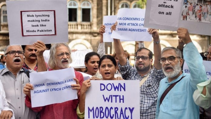 Documentary filmmaker Anand Patwardhan with other activists raise slogans to condemn mob lynching| PTI