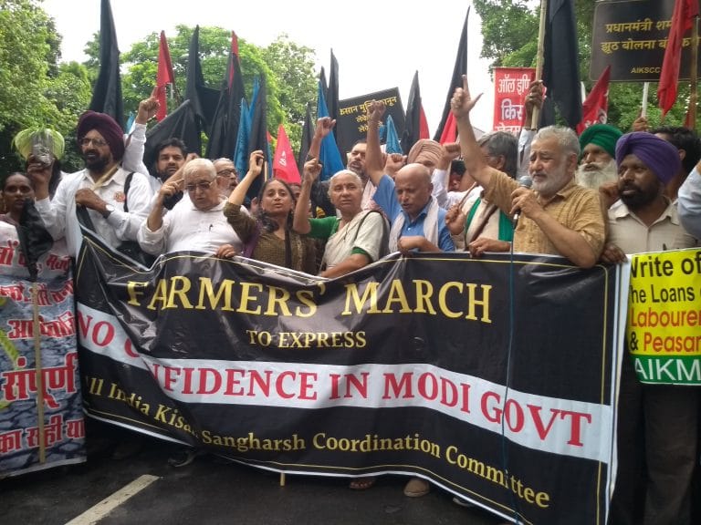 Amid Parliament buzz, farmers’ ‘no-confidence protest’ goes unnoticed