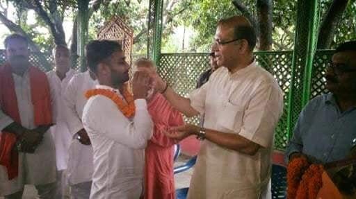 Union minister Jayant Sinha seen garlanding an alleged lyncher | Twitter