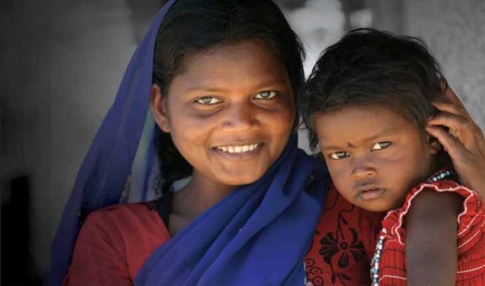 A Birhor woman with her daughter in Hazaribagh, Jharkhand | Twitter/@tribalstuff