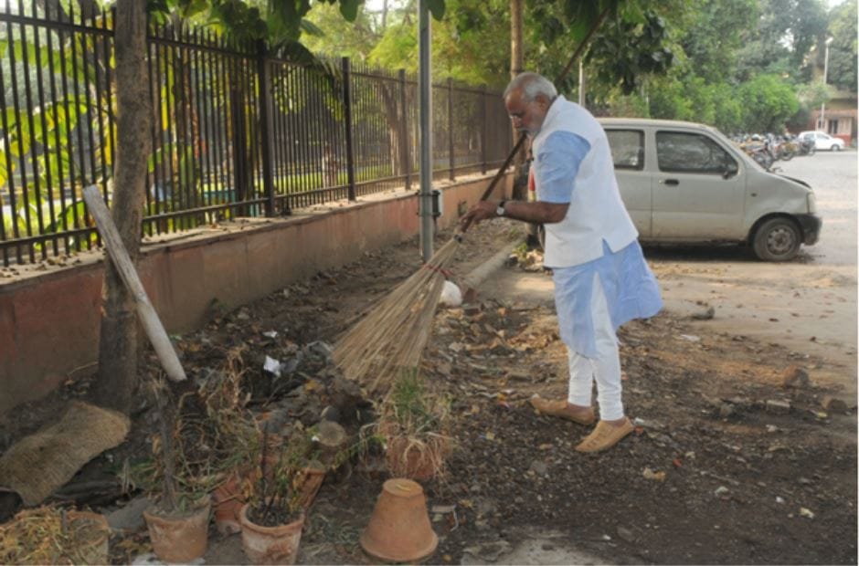 Narendra Modi participating in Swachh Bharat Abhiyan