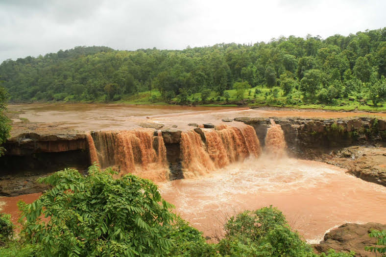 The seasonal Gira Waterfall 