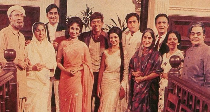 The cast of Waqt | Twitter