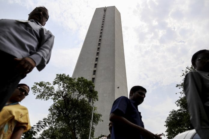 Pedestrians walk past the Reserve Bank of India headquarters in Mumbai | Dhiraj Singh/Bloomberg