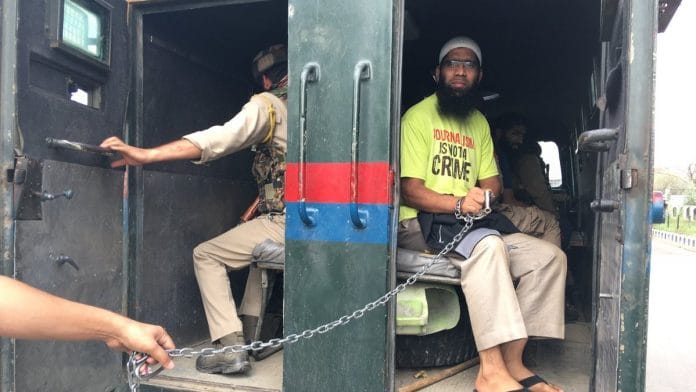 Journalist Aasif Sultan inside a J&K police | @CPJAsia/Twitter