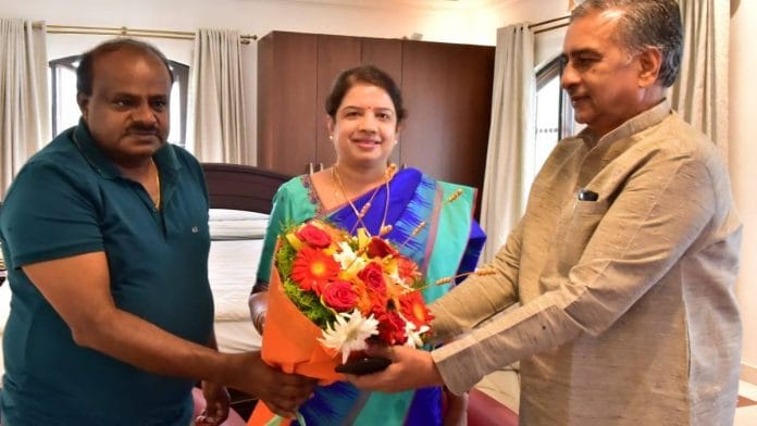 Anitha Kumaraswamy (C) with H.D. Kumaraswamy (L) | Facebook