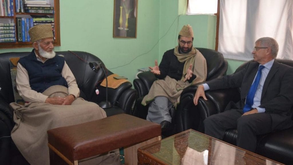 Hurriyat leaders Syed Ali Shah Geelani (L) and Mirwaiz Umar Farooq (C) with Kjell Magne Bondevik (R), former Norwegian prime minister | @MirwaizKashmir ‏/Twitter
