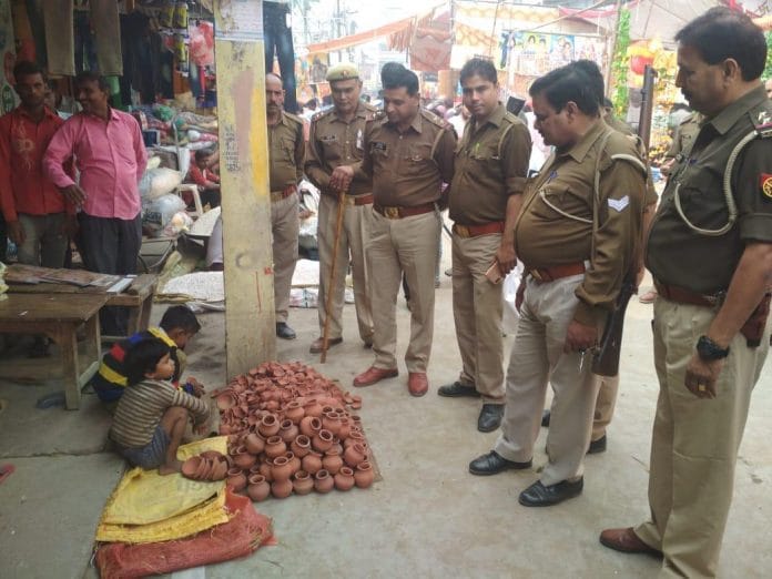 The picture of policemen standing around 2 children selling diyas has gone viral | Twitter/@HatindersinghR