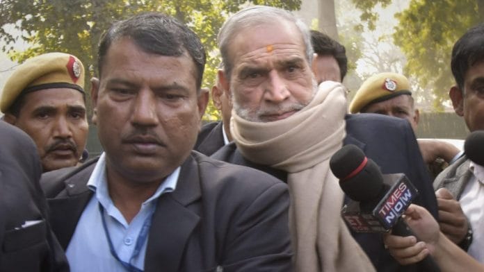 File Photo of Ex-Congress leader Sajjan Kumar (right) in New Delhi | PTI Photo