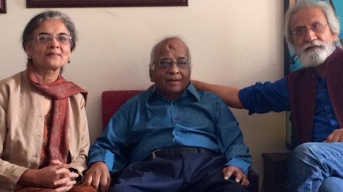 Prof. Mushirul Hasan (C) | @irfhabib/Twitter