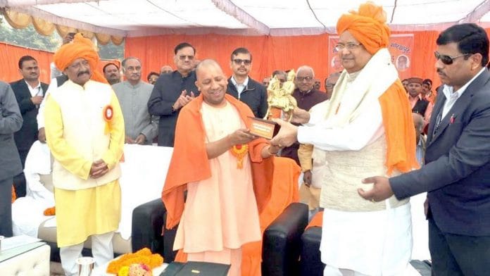 Yogi Adityanath with Chhattisgarh CM Raman Singh | @myogiadityanath/Twitter