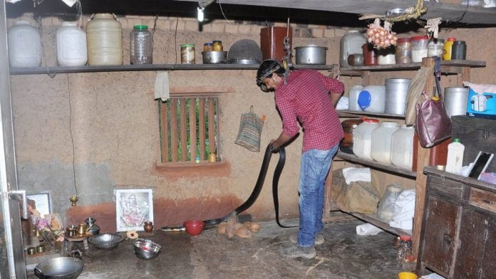 An IndiaSnakes volunteer during a rescue | Indiansnakes.org/Facebook