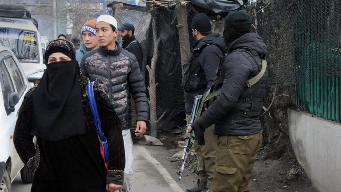 Police personnel stand guard in Srinagar | PTI