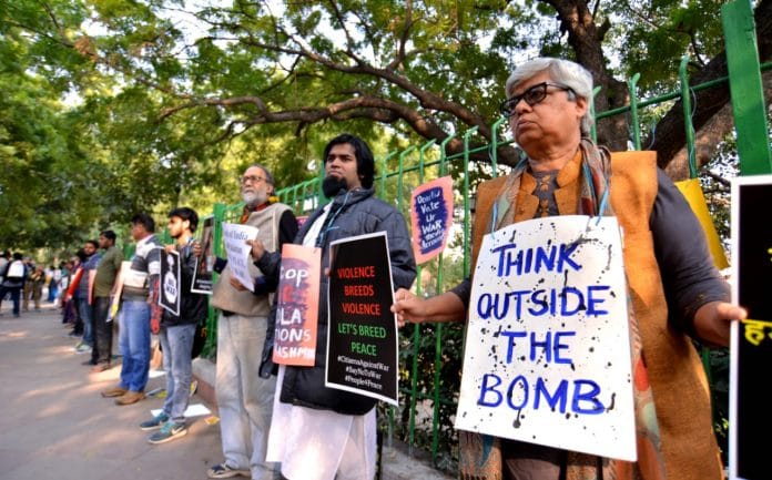 Protesters form a human chain at Jantar Mantar