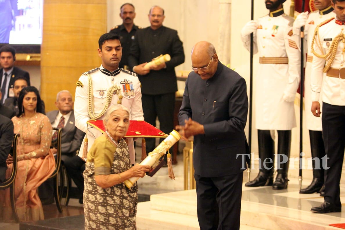 President Ram Kovind confers Padhma Bhusan to Kuldip Nayar's wife Bharti Sachar at Rashtrapati Bhavan. Kuldip Nayar passed away last away at the age of 95| Praveen Jain / ThePrint