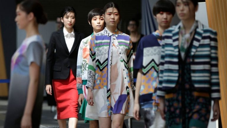 Why people with good looks view sex differently than others