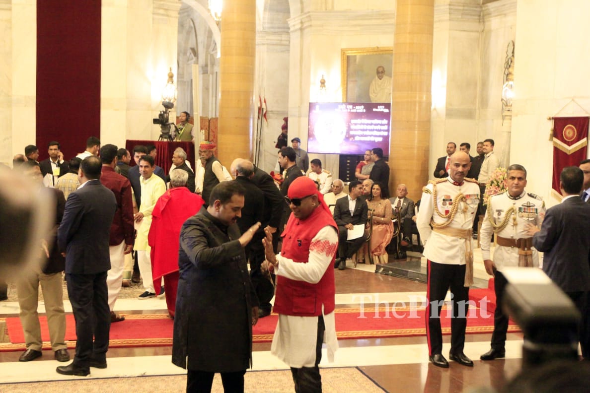 Musician and singer Shankar Mahadevan(left) and percussionist Anandan Sivamani(right) greet each other at Rashtrapati Bhavan | Praveen Jain/ ThePrint