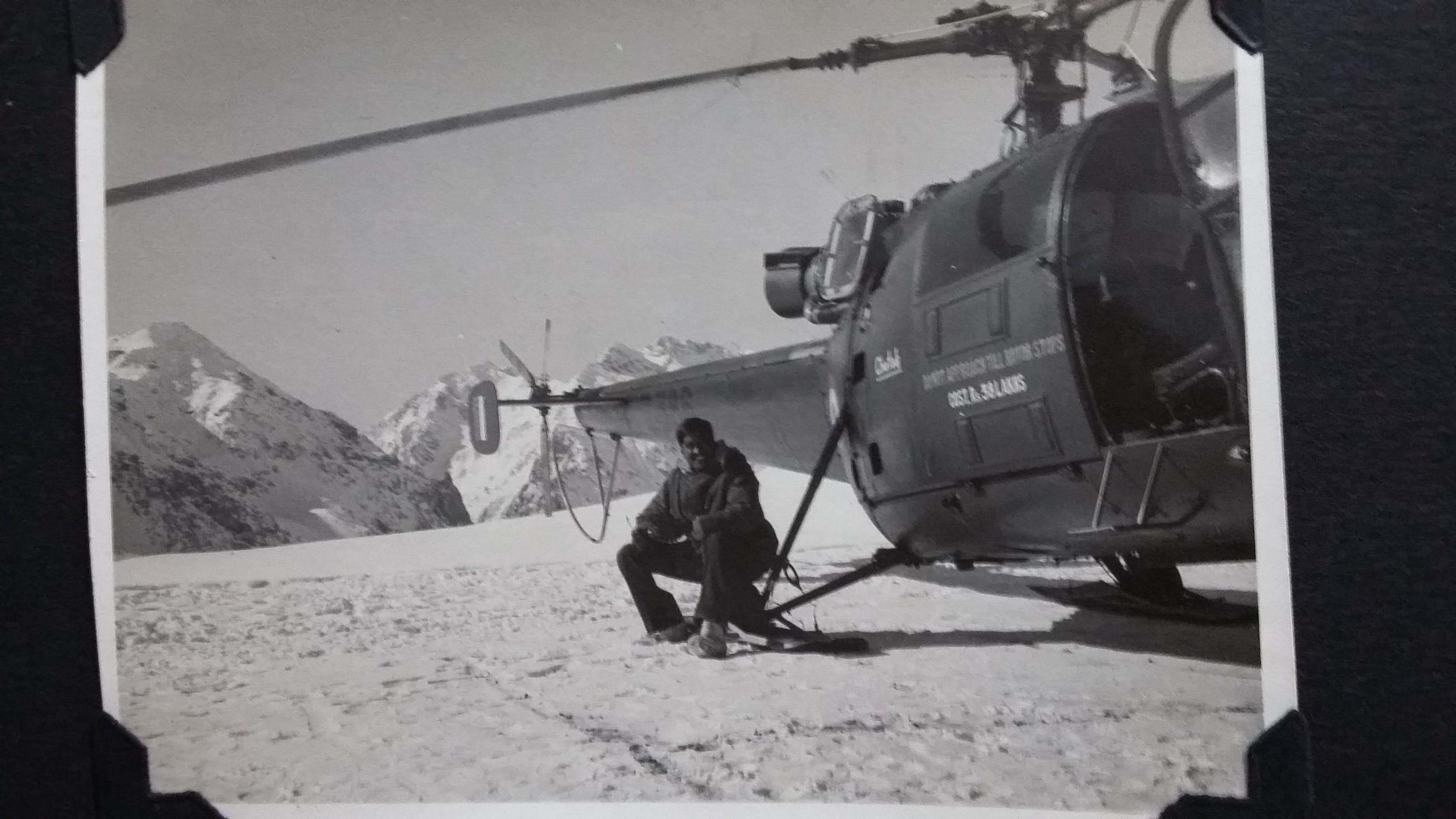 AVM Bahadur alongside a Chetak | Courtesy AVM Manmohan Bahadur (retd)