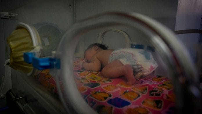 A newborn baby in an incubator (Representational image) | Photo: Adriana Loureiro Fernandez | Bloomberg