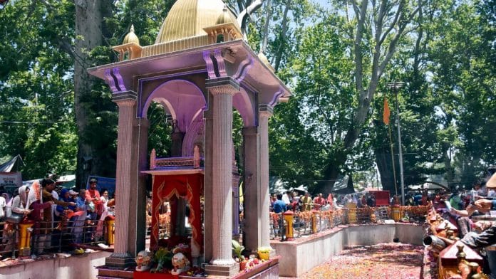 Devotees offer prayers during the annual Hindu festival at the Kheer bhawani temple (representational image) | ANIPhoto