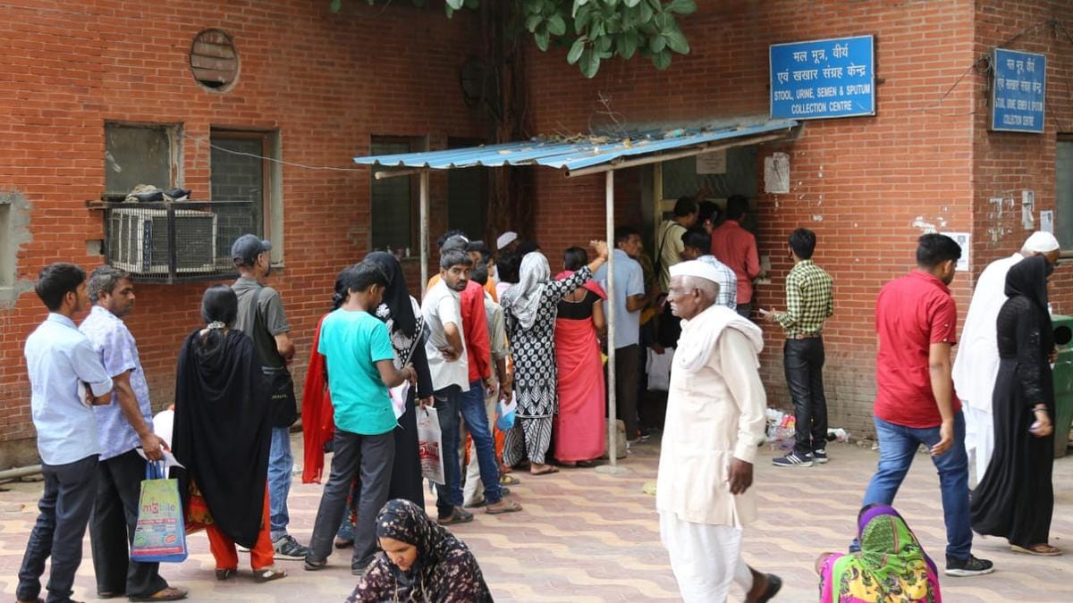 People queuing up at the LNJP Hospital