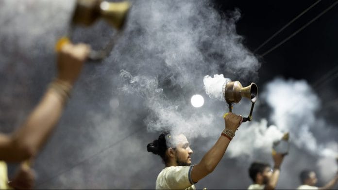 Representational photos | Hindu priests perform evening prayers at Dashashwamedh Ghat in Varanasi | Kanishka Sonthalia/Bloomberg