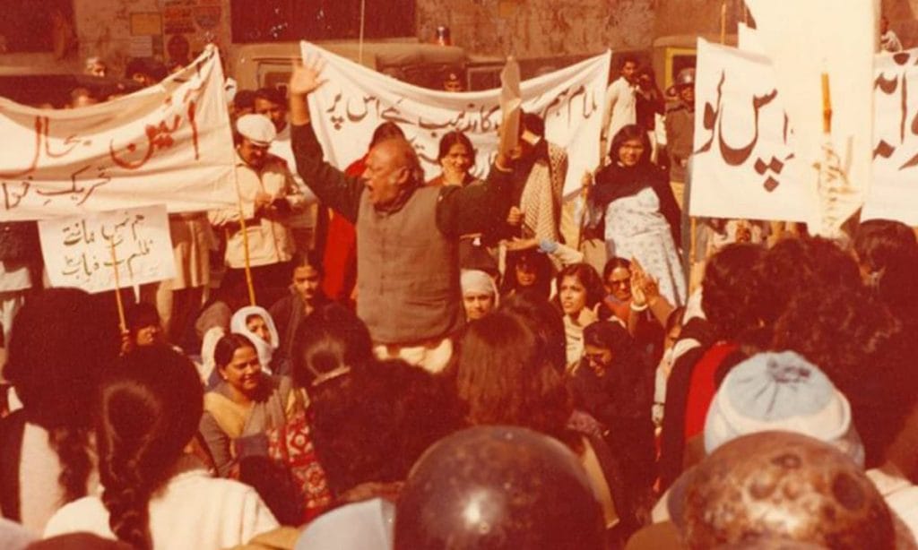 Habib Jalib reciting a poem at a protest in Lahore, February 12, 1983 | Credit: Twitter