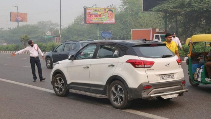 Police stopping people as odd-even scheme is reintroduced | Photo: Suraj Singh Bisht | ThePrint