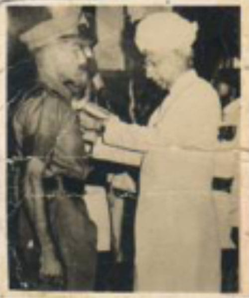 Major PN Bhatia being awarded Vir Chakra by Dr S Radhakrishnan | Photo: By special arrangement