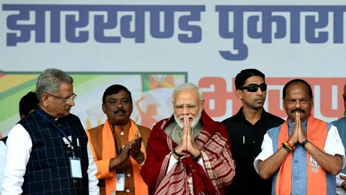 PM Narendra Modi and Jharkhand CM Raghubar Das (right) at an election rally
