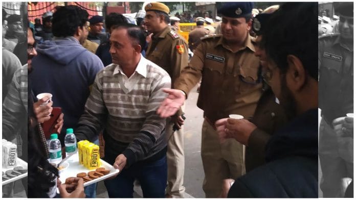 Delhi Police offer tea, biscuits to protesters at jantar mantar