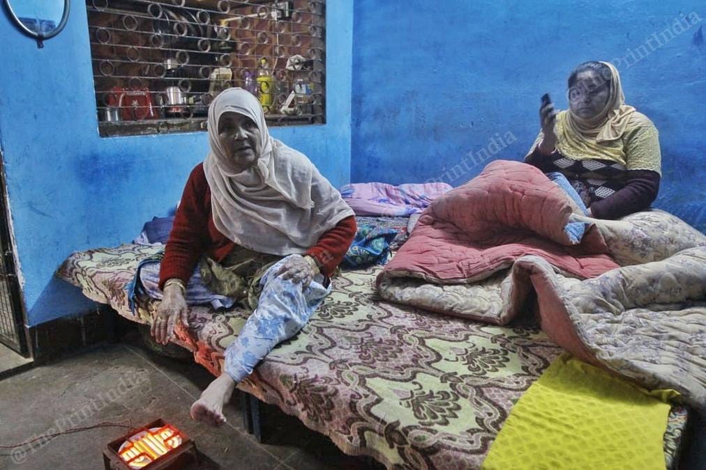 Razia Khatoon talking about her injuries at her Daulatganj home. | Photo: Praveen Jain/ThePrint