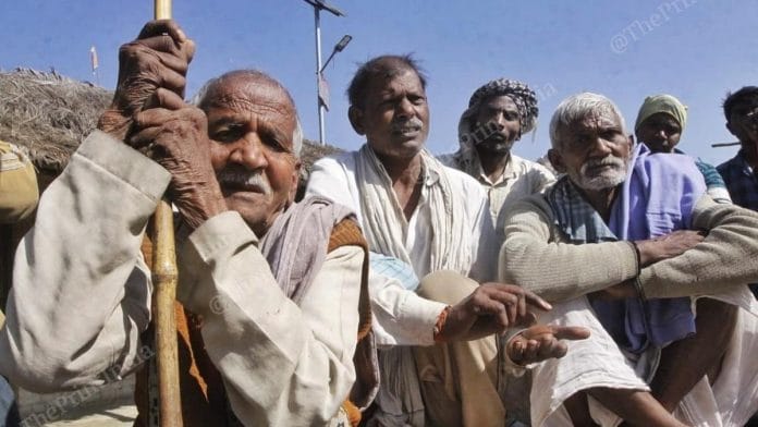 Farmers in Mundiya Kheda village, Rae Bareli district, Uttar Pradesh