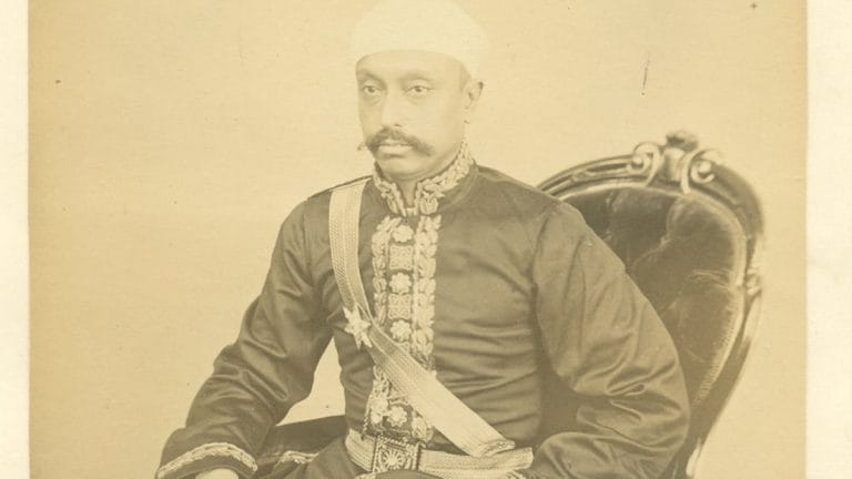 Salar Jung and Nizam of Hyderabad kept waiting for a gift for supporting British in 1857