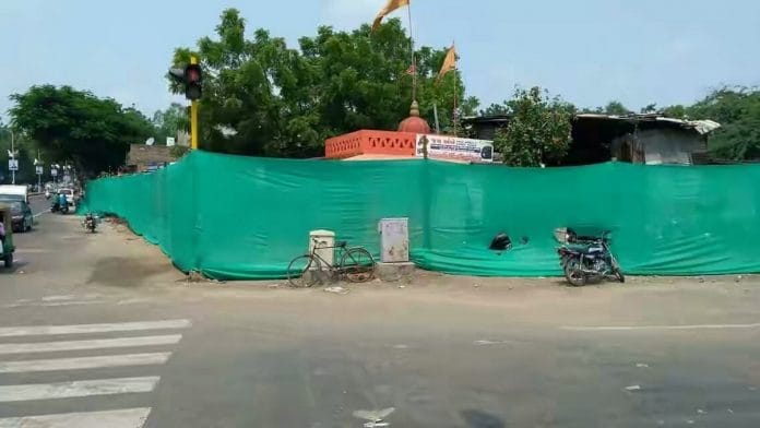 Large swathes of cloth were put up ahead of Japan PM Shinzo Abe's visit to Ahmedabad in 2017 | @JoshiJi_ | Twitter