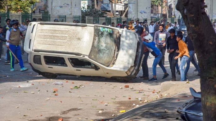 Clashes between pro and anti CAA proteters in Maujpur
