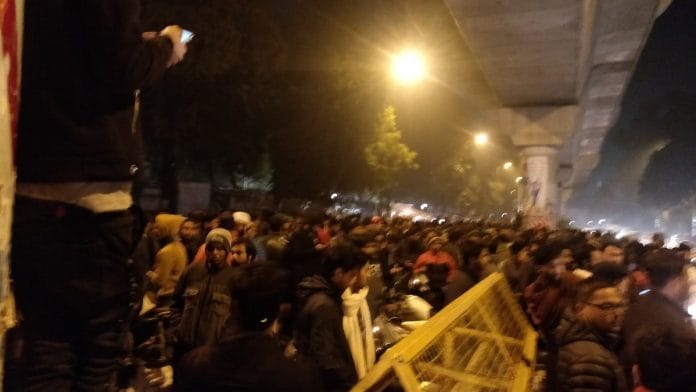 Crowd gathers outside Jamia Millia Islamia after firing took place | Twitter